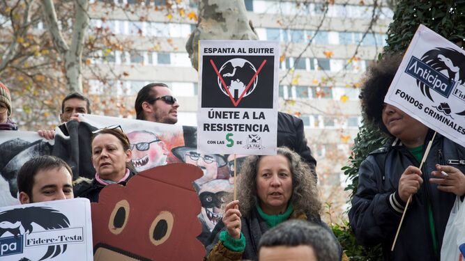 Protestas en Madrid por la venta de viviendas sociales al fondo Blackstone.