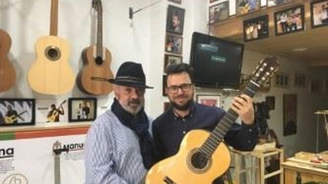Antonio Martín y Antonio Bernal con la guitarra regalada por Alejandro Sanz, en una foto que ha compartido en sus redes sociales.