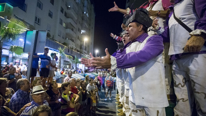 Un coro canta en la calle Brasil en el carrusel del verano de 2013.
