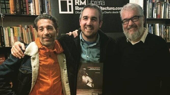 Lucas Ariza, en el centro, con Israel Galván y Carlos Pedraza durante la presentación del libro en Sevilla.