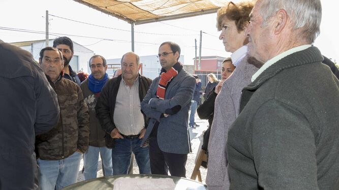 El alcalde, reunido hoy con vecinos de los caminos Ancho y del Simpecado.