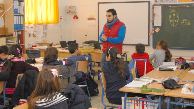 Un maestro imparte clases en un aula de Primaria.