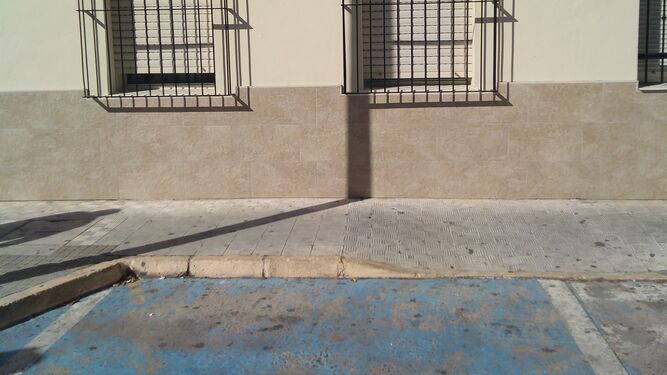 El aparcamiento reservado de la calle Tórtola, que aunque está pintado en el suelo carece de los discos de prohibido aparcar.