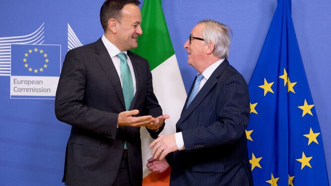 Leo Varadkar, primer ministro irlandés, junto a Jean-Claude Juncker, presidente de la CE.