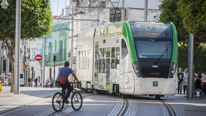El tranvía, de pruebas por las calles de San Fernando