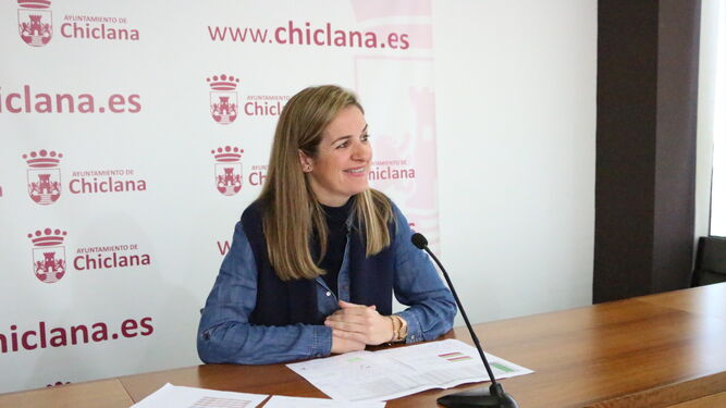 La responsable municipal del área de Vivienda, Carmen Jiménez, en la sala de prensa del Ayuntamiento.