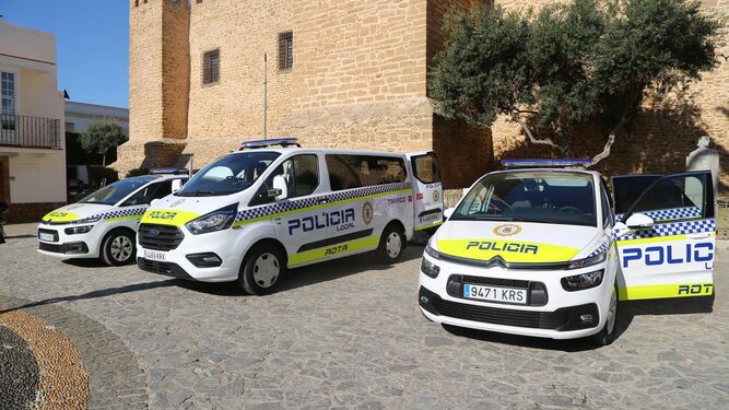 Los tres nuevos vehículos de la Policía Local, hoy en la céntrica plaza Bartolomé Pérez.