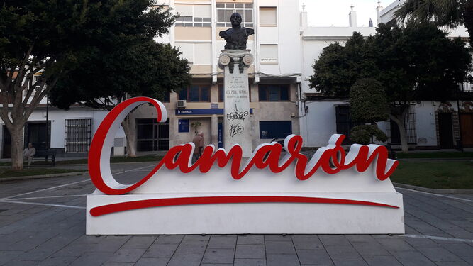 El característico logo del aniversario de Camarón, en la plaza del Carmen.