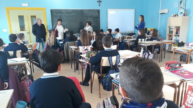 Los alumnos atienden las explicaciones de Manuel Mení y su mujer, María.