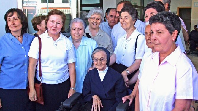 Sor María Luisa Pérez Montañés -sentada- da nombre a un centro de salud y una calle de Chipiona.