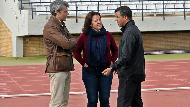 Maite Lebrero y Fran Romero conversan en el estadio con José Pérez Herrera.
