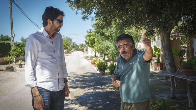 Antonio González charla con un vecino de San José del Valle.