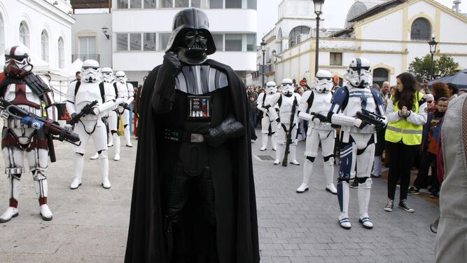 En el centro uno de los voluntarios disfrazado de Darth Vader durante el desfile.