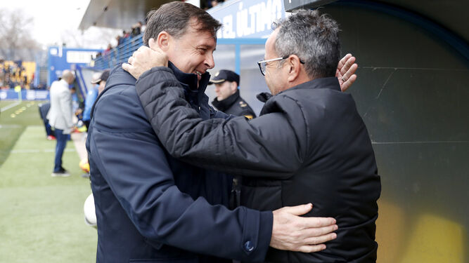 Cervera y Parralo se saludan antes del partido Alcorcón-Cádiz.