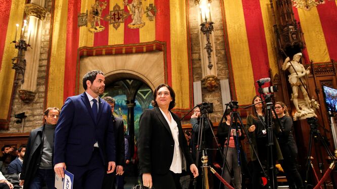 Colau reúne a 400 alcaldes catalanes para reclamar "diálogo" a Sánchez y una solución política para Cataluña