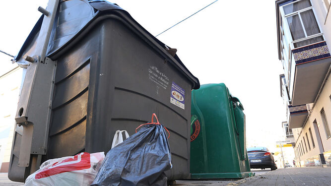 Imagen de un contenedor de basura en una calle céntrica.
