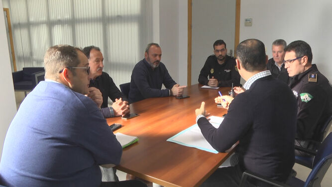 Los concejales de Seguridad Ciudadana y Comercio, reunidos hoy con los responsables policiales y de Apysan.