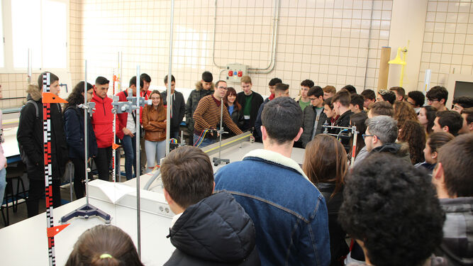 Visita de los estudiantes a la ETSI de Sevilla la jornadas preuniversitarias.