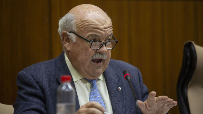 El consejero de Salud, Jesús Aguirre, interviene en la comisión del Parlamento andaluz.