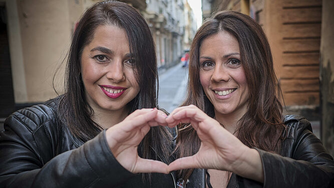 María Núñez y Cristina Calle, autoras de la comparsa 'Tattuaje', en los alrededores de la peña Fletilla.