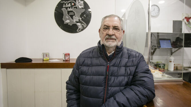 Antonio García Saltares, en el interior de su restaurante la noche del pasado martes.