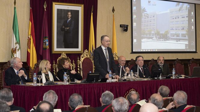 Benito Valdés presentó el acto acompañado en la mesa por los presidentes de las cinco reales academias gaditanas y el vicedecano de la Facultad de Medicina.