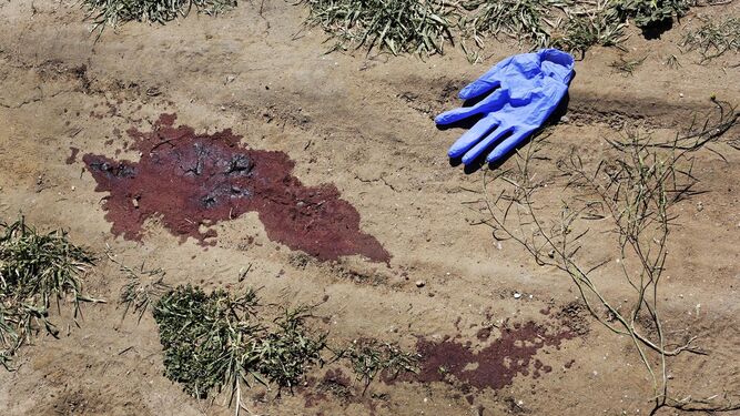 Una mancha de sangre en el lugar de los hechos, en Chipiona, en abril de 2017.
