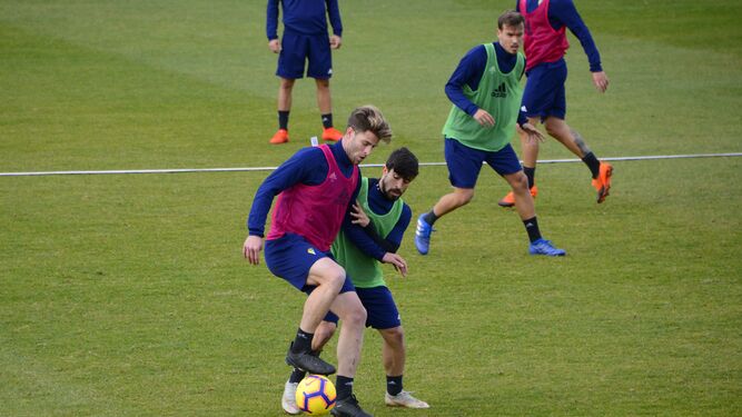 Mario Barco protege el balón ante Jairo en un entrenamiento.