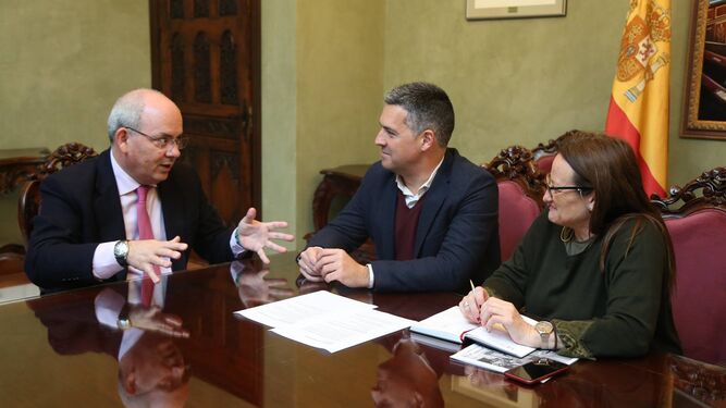 El alcalde y el presidente de la Confederación de Empresarios de la Provincia de Cádiz, hoy en el Ayuntamiento.