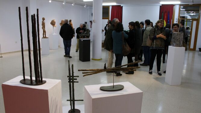 Una imagen de la inauguración de la muestra de escultura en el IES Juan Lara.