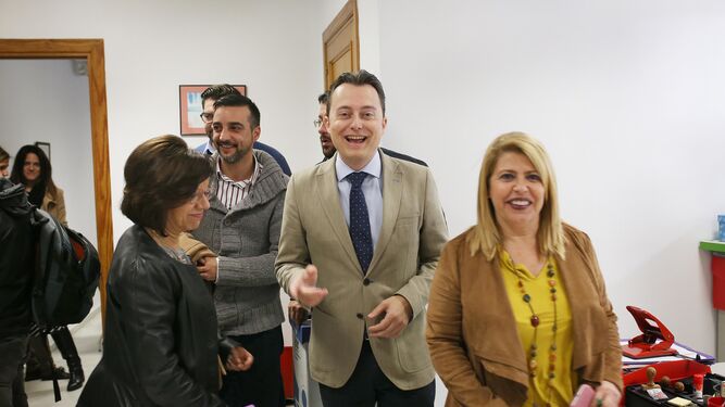 Santiago Galván, en la sede del PSOE anunciando su candidatura a la Alcaldía de Zahara de la Sierra