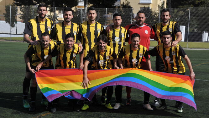 El Bazán posó con esta bandera por el Día Internacional contra la LGTBfobia en el deporte, que se celebra el martes.
