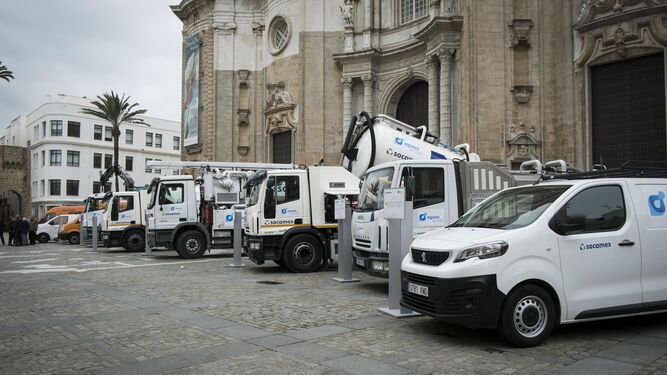 Presentación de los vehículos de Aguas de Cádiz, en la plaza de la Catedral