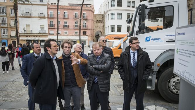 El alcalde visita los vehículos de Aguas de Cádiz expuestos en la plaza de la Catedral.