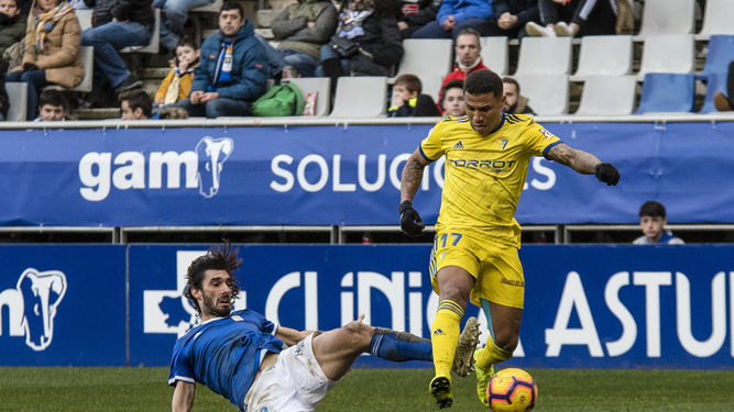 Machís desborda a un jugador del Oviedo en su partido de estreno en el Cádiz.