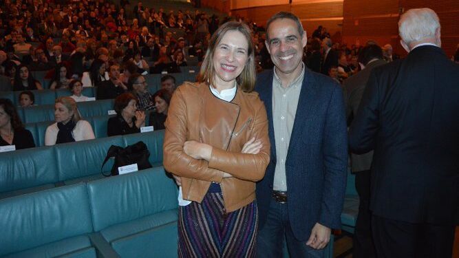 Lourdes Acosta con José Antonio Pacheco.