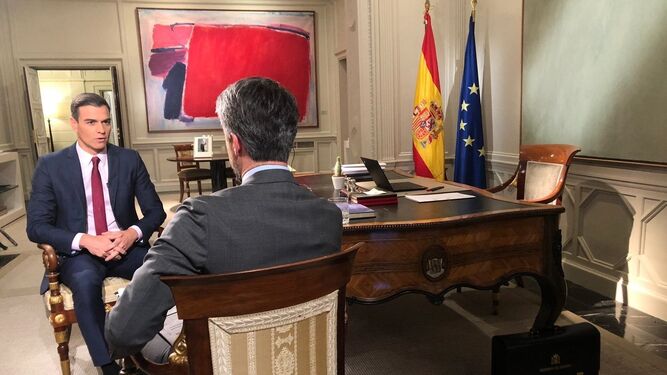Pedro Sánchez, durante la entrevista que se ha emitido este lunes en directo desde el Palacio de la Moncloa.