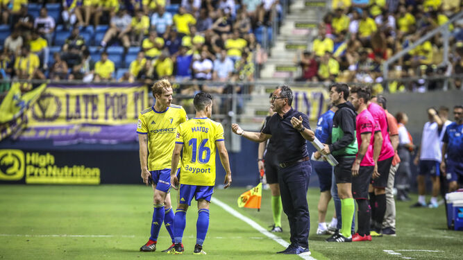Cervera da instrucciones a Álex Fernández y Matos en un partido de Liga.