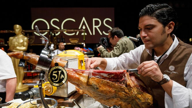 Un cortador de jamón presenta el Cinco Jotas de los Oscar.
