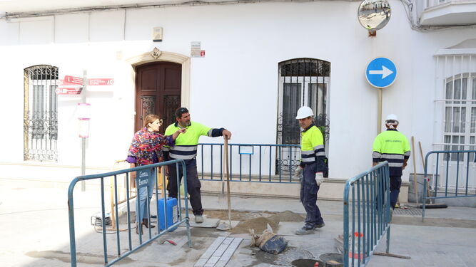 La edil de Urbanismo, Ana González, conversa con trabajadores cerca de la calle Larga.