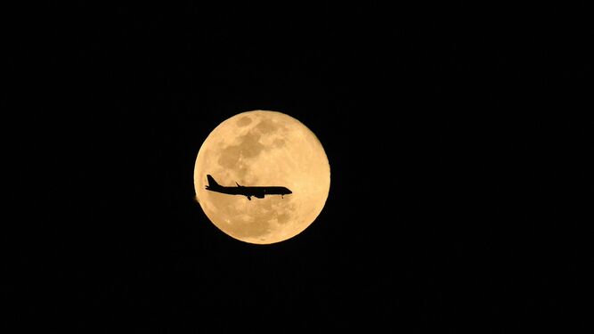 Un avi&oacute;n 'atraviesa' la superluna. Imagen tomada en Florida.