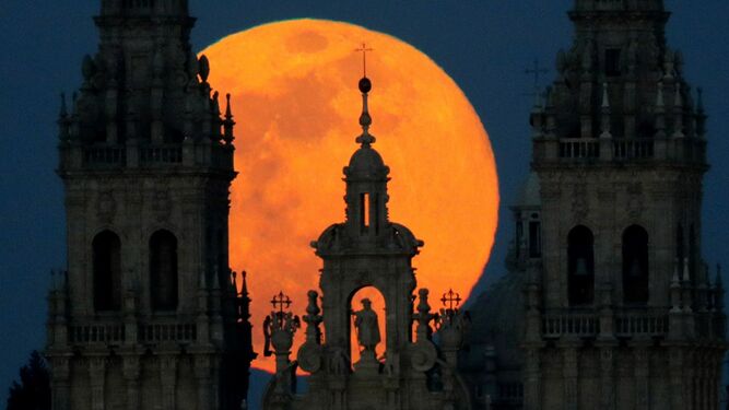 La catedral de Santiago bajo la luna