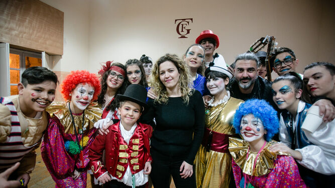 Patricia Andrés, la autora de 'El gran show', con los integrantes de la comparsa infantil y el autor de la música, Jesús Silva.