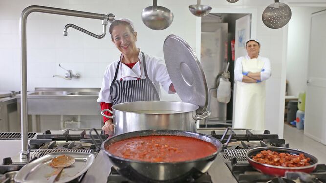 El equipo de cocina del CEIP San Vicente de Paúl, un colegio con comedor de gestión directa.