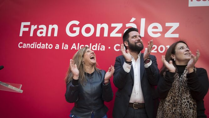 Irene García, Fran González y Adriana Lastra, en la presentación del candidato hace unos días.