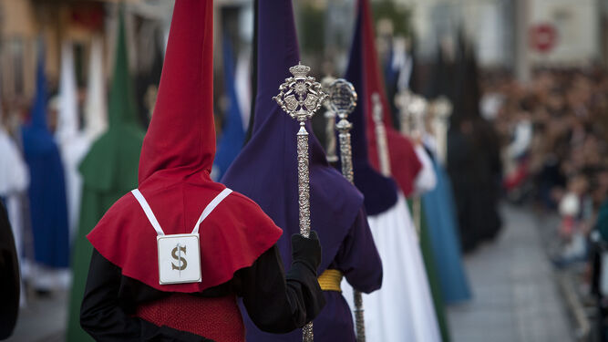 Representaciones de las hermandades en la procesión del Santo Entierro.