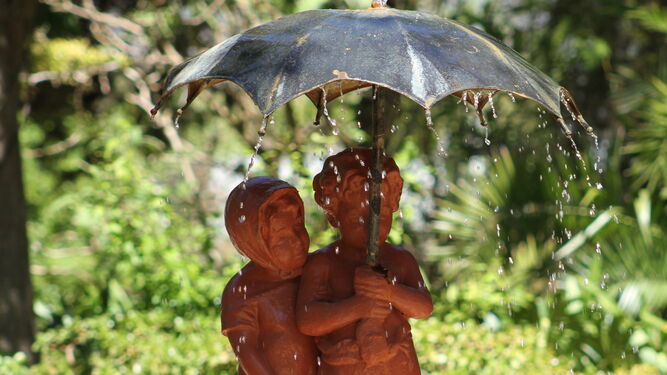 Imagen de la parte superior de la escultura de Los Niños con el Paraguas
