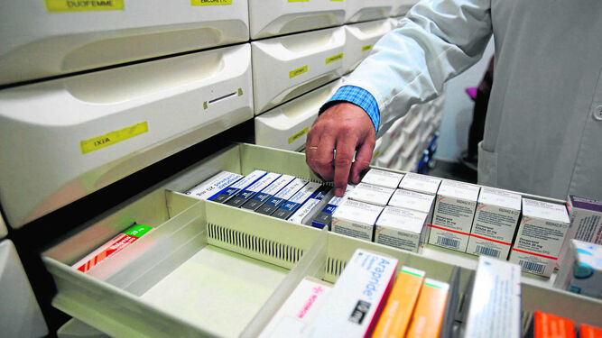 Cajones de medicamentos con compartimentos vacíos en el almacén de una farmacia gaditana, en una imagen tomada el pasado noviembre.