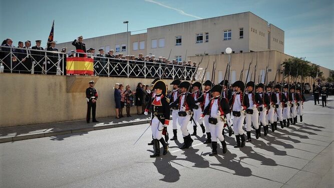 Desfile de la unidad ataviada con el uniforme del siglo XIX.