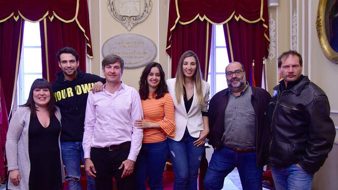 Actores, directores y productores presentaron ayer la película en el Ayuntamiento de Cádiz.